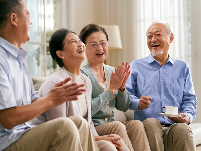 趁有頭髮時快拍遺照、飯吃8分飽剩下2分要吃藥...只有阿公阿嬤能玩的地獄梗：人終有一老，他們如何笑著過？